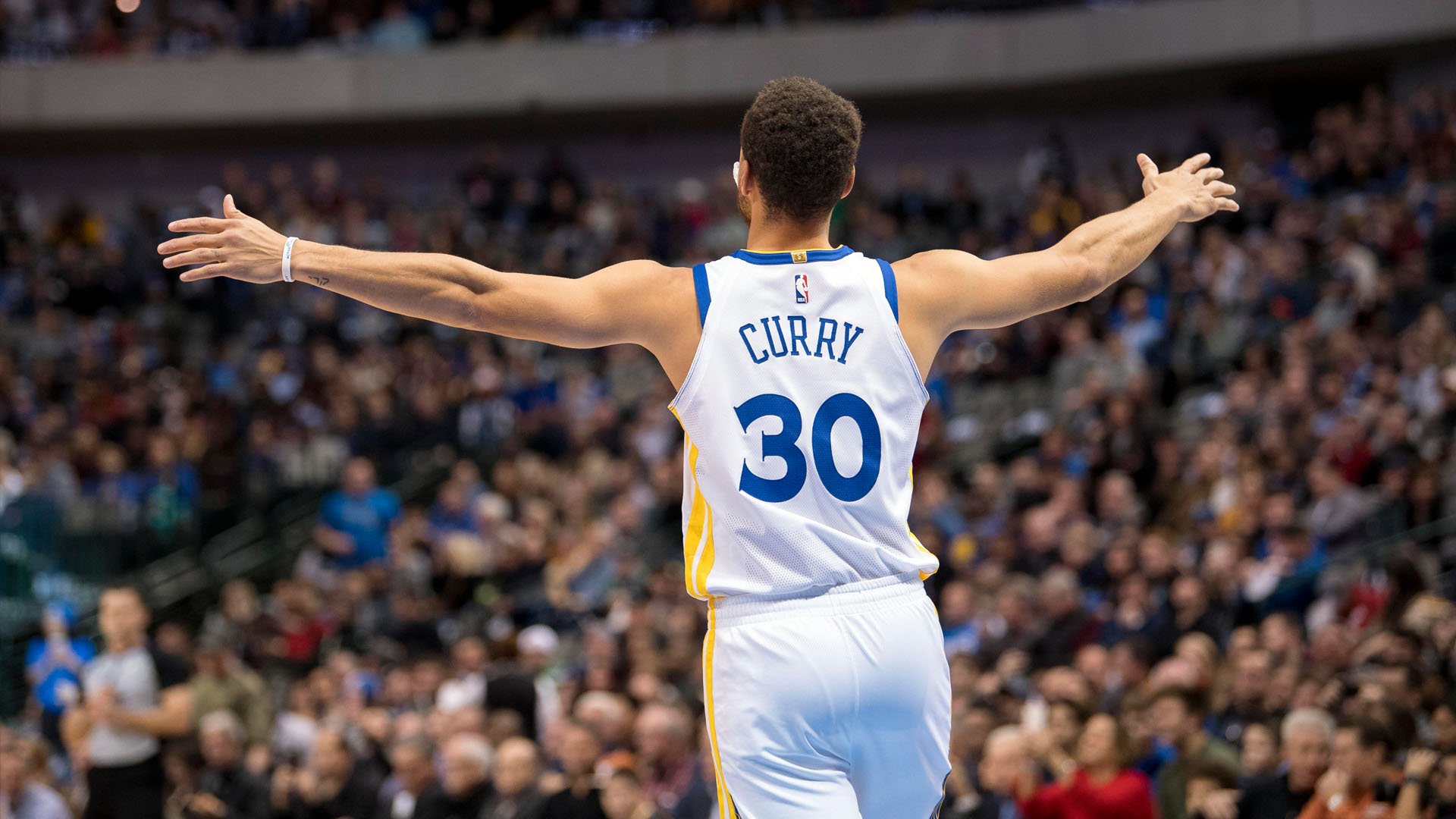 九游中国官网库里回归赛场，惊险取胜首场状态亮眼，独行侠观众沸腾！的简单介绍